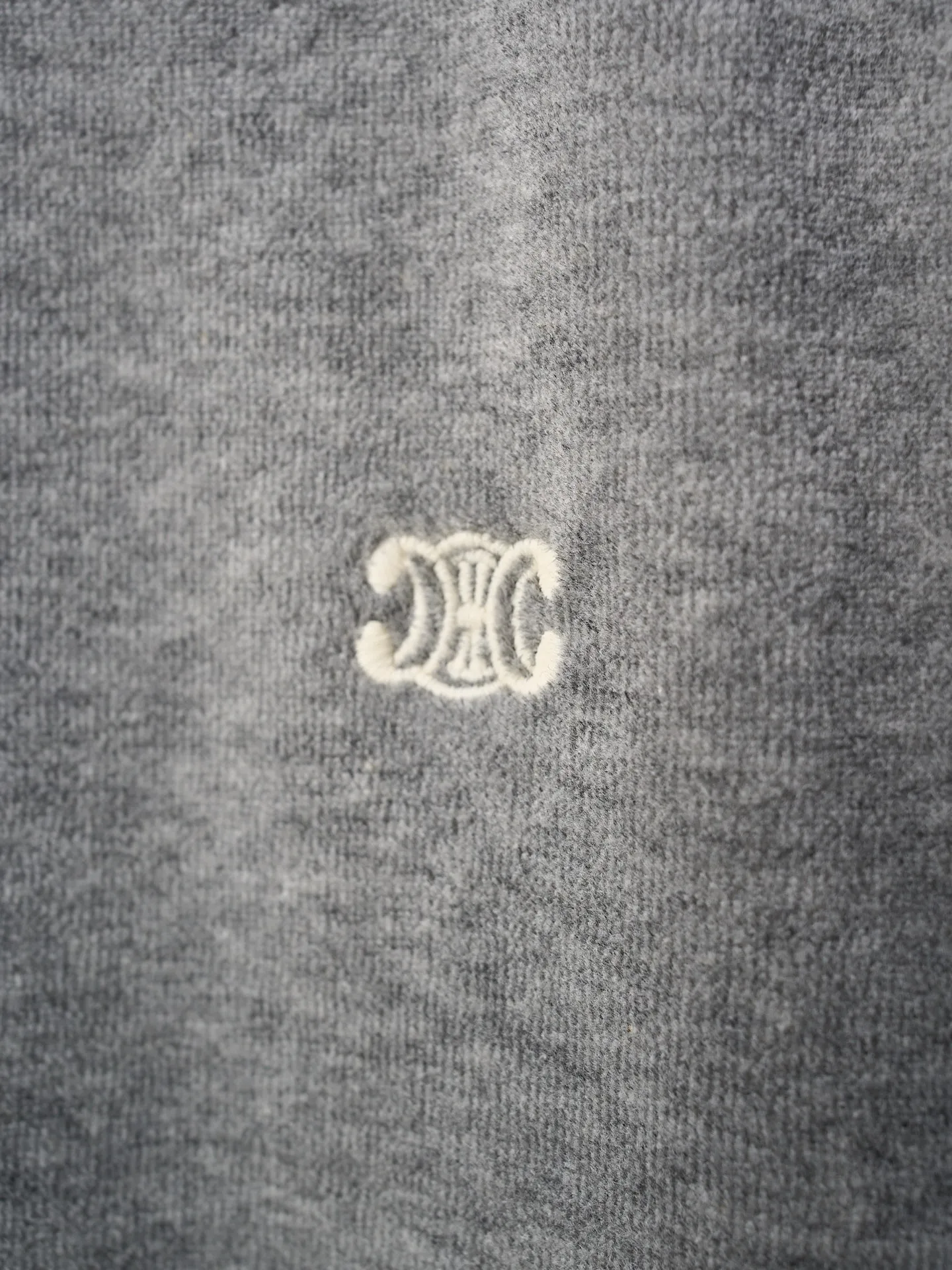 [Real auction] Celine/Celine gray fog velvet Arc de Triomphe embroidered suit zipper jacket [In Stock] S M L XL custom-made Yunrou twin velvet fog cotton sateen. Delicate and smooth, close to the skin like a cloud. The main tone is high-end gray. It is low-key and full of connotation. The iconic CELINE Arc de Triomphe embroidery wakes up on the gray fog velvet. It is fully recognizable. The contrasting ribbons are like shooting stars across the shoulders and arms. The metal zipper glows with cold light. The visual impact between movement and movement. The stand-up collar is cut with neat lines, both strong and soft. When taken apart, it is a style item. When worn together, it is an aura shirt. The suit is worry-free to wear. Use imported machine embroidery technology. Use advanced computer control system and precise mechanical components to realize the Arc de Triomphe embroidery operation. High precision. The lines are smooth and delicate. The fabrics have been washed and have a better hand feel. Not easy to deform, not easy to shrink, not easy to fade. Maintain long-term beauty and fit.